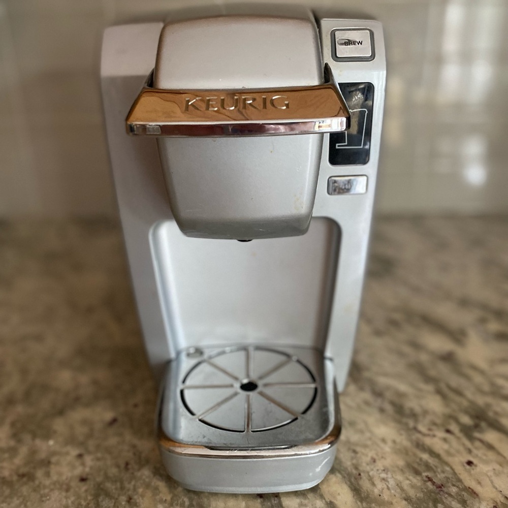 KEURIG K10 MINI PLUS SINGLE SERVE PLATINUM COFFEE BREWER